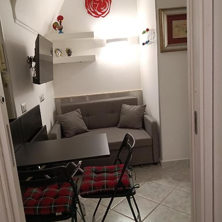La Residenza Napoli Short Let Monolocale Standard Via Chiaia 82 Napoli Apartment Exterior photo