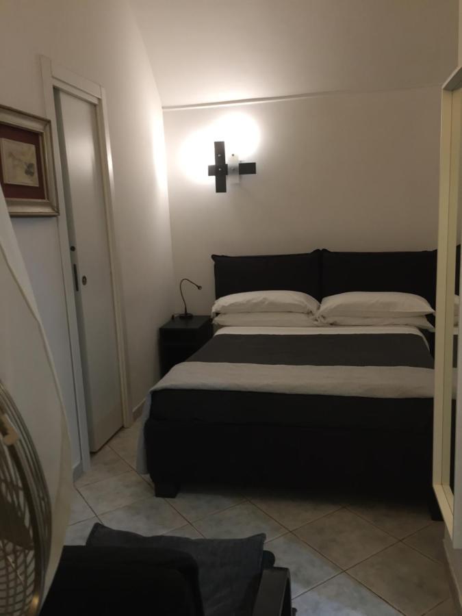 La Residenza Napoli Short Let Monolocale Standard Via Chiaia 82 Napoli Apartment Exterior photo
